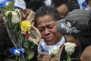 Managua, Nicaragua. 30/05/2018. Marcha de las Madres de Abril que participaron para conmemorar junto a la población el asesinato de sus hijos por parte del régimen dictatorial de los Ortega-Murillo, la manifestación se vio empañada por el ataque con armas de fuego por parte de grupos paramilitares y fuerzas de choque a fin del gobierno que dispararon contra la manifestación ocasionando varios muertos y heridos. Óscar Navarrete/ Galería News ©.