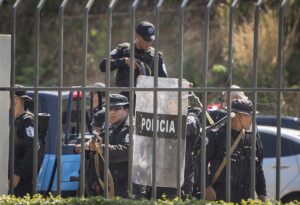 Managua, Nicaragua. 30/03/2019. La llamada sentada nacional para exigir a la dictadura Ortega-Murillo la liberación de los reos políticos y los derechos ciudadanos fue empañada cuando la policía Orteguista reprimió y se llevó detenido a varios manifestantes, posteriormente a la agresión un paramilitar entró armado a la protesta que aun continuaba y disparó a la multitud hiriendo a tres manifestantes, el sujeto se llama Germán Félix Dávila Blanco con cédula de identidad 5233103620001W. Óscar Navarrete/ Galería News ©.
