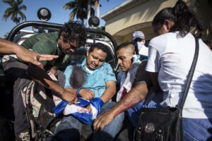 Managua, Nicaragua. 30/03/2019. La llamada sentada nacional para exigir a la dictadura Ortega-Murillo la liberación de los reos políticos y los derechos ciudadanos fue empañada cuando la policía Orteguista reprimió y se llevó detenido a varios manifestantes, posteriormente a la agresión un paramilitar entró armado a la protesta que aun continuaba y disparó a la multitud hiriendo a tres manifestantes, el sujeto se llama Germán Félix Dávila Blanco con cédula de identidad 5233103620001W. Óscar Navarrete/ Galería News ©.