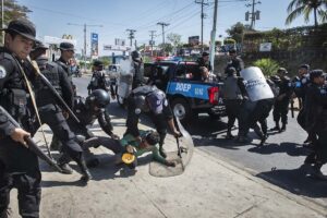 Managua, Nicaragua. 30/03/2019. La llamada sentada nacional para exigir a la dictadura Ortega-Murillo la liberación de los reos políticos y los derechos ciudadanos fue empañada cuando la policía Orteguista reprimió y se llevó detenido a varios manifestantes, posteriormente a la agresión un paramilitar entró armado a la protesta que aun continuaba y disparó a la multitud hiriendo a tres manifestantes, el sujeto se llama Germán Félix Dávila Blanco con cédula de identidad 5233103620001W. Óscar Navarrete/ Galería News ©.
