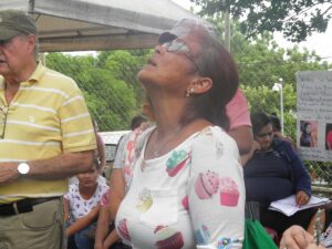 Madres de jóvenes presos políticos piden su libertad en las instalaciones de las mazmorras de El Chipote, cuartel de tortura de la guardia orteguista en Managua. Abigail Hernández/ Galería News ©.