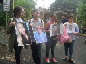 Madres de jóvenes presos políticos piden su libertad en las instalaciones de las mazmorras de El Chipote, cuartel de tortura de la guardia orteguista en Managua. Abigail Hernández/ Galería News ©.