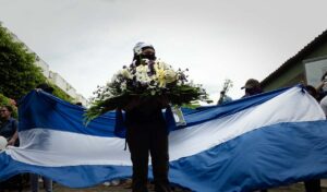¡PRESENTE! es la imagen que el fotógrafo Carlos Morales capta para evidenciar como personas de distintas edades participaban en las protestas masivas del año 2018 en Nicaragua. Carlos Morales/ Galería News ©.
