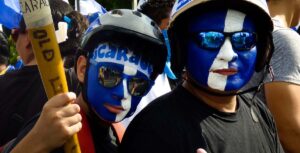 ¡PRESENTE! es la imagen que el fotógrafo Carlos Morales capta para evidenciar como personas de distintas edades participaban en las protestas masivas del año 2018 en Nicaragua. Carlos Morales/ Galería News ©.