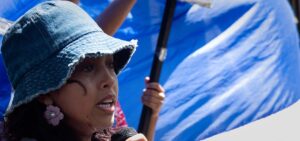 ¡PRESENTE! es la imagen que el fotógrafo Carlos Morales capta para evidenciar como personas de distintas edades participaban en las protestas masivas del año 2018 en Nicaragua. Carlos Morales/ Galería News ©.