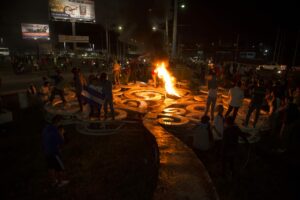 Quema de un Árbol de La Vida en la ciudad de Masaya durante las protestas contra la dictadura cruel de los Ortega-Murillo en la rebelión de Abril de 2018. Manuel Esquivel/ Galería News ©.