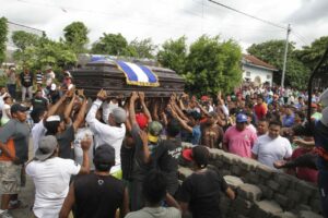 Un funeral de una persona asesinada en el barrio de Monimbó que se levantó contra la dictadura cruel de los Ortega-Murillo en la rebelión de Abril de 2018. Manuel Esquivel/ Galería News ©.