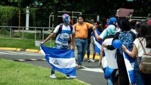 ¡PRESENTE! es la imagen que el fotógrafo Carlos Morales capta para evidenciar como personas de distintas edades participaban en las protestas masivas del año 2018 en Nicaragua. Carlos Morales/ Galería News ©.