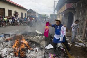 Quema de camisetas del Frente Sandinista en el barrio de Monimbó. Protestas de 2018 en Masaya. Manuel Esquivel/ Galería News ©.