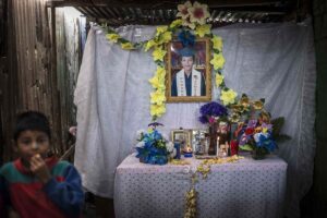 Masaya, Nicaragua. 08/05/2018. Historia del asesinato de Junior Gaitán de 15 años a manos de la Policía Nacional de esta ciudad, el jovencito se arrodilló y pidió clemencia por su vida, el agente disparo a quema ropa en la humanidad del menor, sus familiares rezan un novenario por su alma en el barrio San Carlos de Masaya. Óscar Navarrete/ Galería News ©.