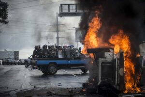 Managua, Nicaragua. 02/09/2018. Simpatizantes del gobierno Ortega-Murillo provocaron la marcha de Las Banderas que desencadenó en disparos y violencia cuando rafaguearon los paramilitares la manifestación y en represalia quemaron una patrulla de la policía. Óscar Navarrete/ Galería News ©.