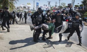 Managua, Nicaragua. 30/03/2019. La llamada sentada nacional para exigir a la dictadura Ortega-Murillo la liberación de los reos políticos y los derechos ciudadanos fue empañada cuando la policía Orteguista reprimió y se llevó detenido a varios manifestantes, posteriormente a la agresión un paramilitar entró armado a la protesta que aun continuaba y disparó a la multitud hiriendo a tres manifestantes, el sujeto se llama Germán Félix Dávila Blanco con cédula de identidad 5233103620001W. Óscar Navarrete/ Galería News ©.