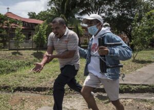 Managua, Nicaragua. 23/09/2018. La manifestación convocada por familiares de presos políticos, el Movimiento Campesino, médicos, maestros, estudiantes, movimiento sociales y sociedad civil fue atacada por policías antimotines y paramilitares del régimen Ortega-Murillo. El enfrentamiento dejó un saldo de una persona fallecida y varios heridos quienes se refugiaron en una iglesia católica para protegerse de las balas. Óscar Navarrete/ Galería News ©.