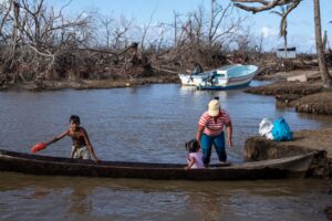 Haulover, Caribe Norte de Nicaragua. 26/02/2021. Tres meses después que los huracanes Eta e Iota azotaron con fuerza esta comunidad del caribe norte, sus habitantes intentan su reconstrucción en medio del castigo y el olvido de los gobiernos de turno en el país. Haulover era una comunidad que fue arrasada por completo por el castigo de los huracanes, su geografía cambió por completo al destruir la barra sobre la costa y partirla en dos tantos separados por el agua de mar. Oscar Navarrete/ Galería News ©.