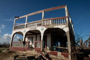 Wawa Bar, Caribe Norte de Nicaragua. 26/02/2021. Tres meses después que los huracanes Eta e Iota azotaron con fuerza esta comunidad del caribe norte, sus habitantes intentan su reconstrucción en medio del castigo y el olvido de los gobiernos de turno en el país. Haulover era una comunidad que fue arrasada por completo por el castigo de los huracanes, su geografía cambió por completo al destruir la barra sobre la costa y partirla en dos tantos separados por el agua de mar. Oscar Navarrete/ Galería News ©.