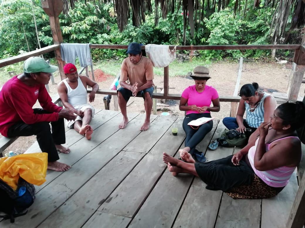 Princess Barberena junto a lideres comunitarios