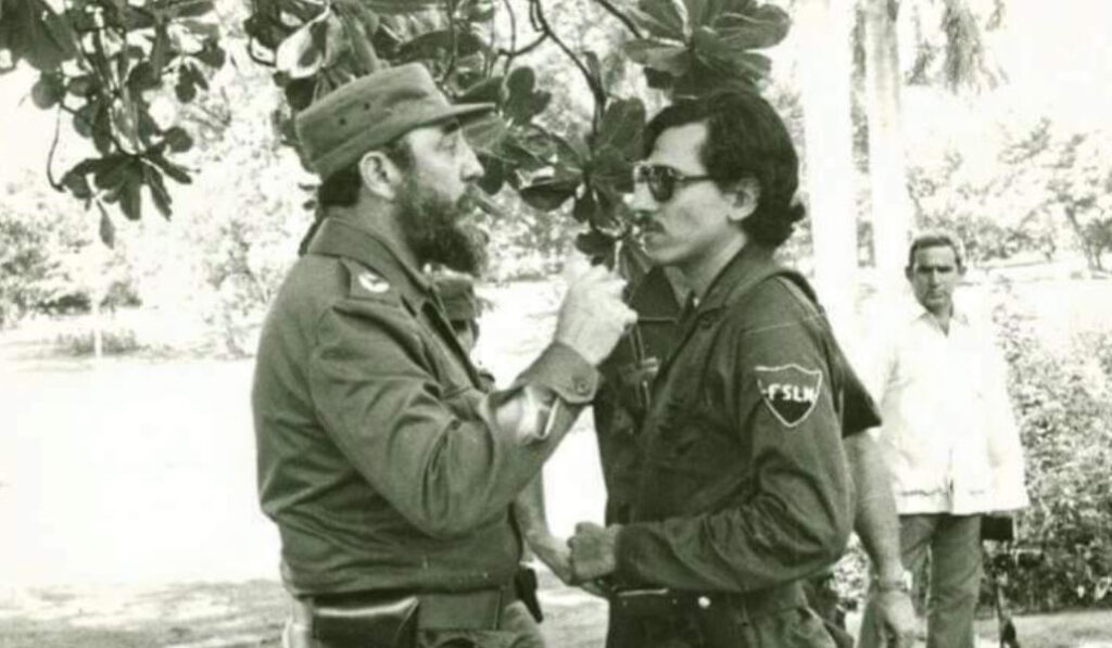 Humberto Ortega y Fidel Castro conversan en Cuba en octubre de 1970 después de que un comando sandinista secuestró un avión con rutas de vuelos domésticos en Costa Rica. Foto: Archivo IES.