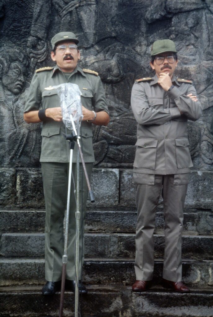El 02-Septiembre-1988. durante el noveno aniversario del Ejército Popular Sandinista en la hacienda San Jacinto. En la imagen los hermanos Humberto y Daniel Ortega Saavedra.Archivo personal de Oscar Navarrete.
