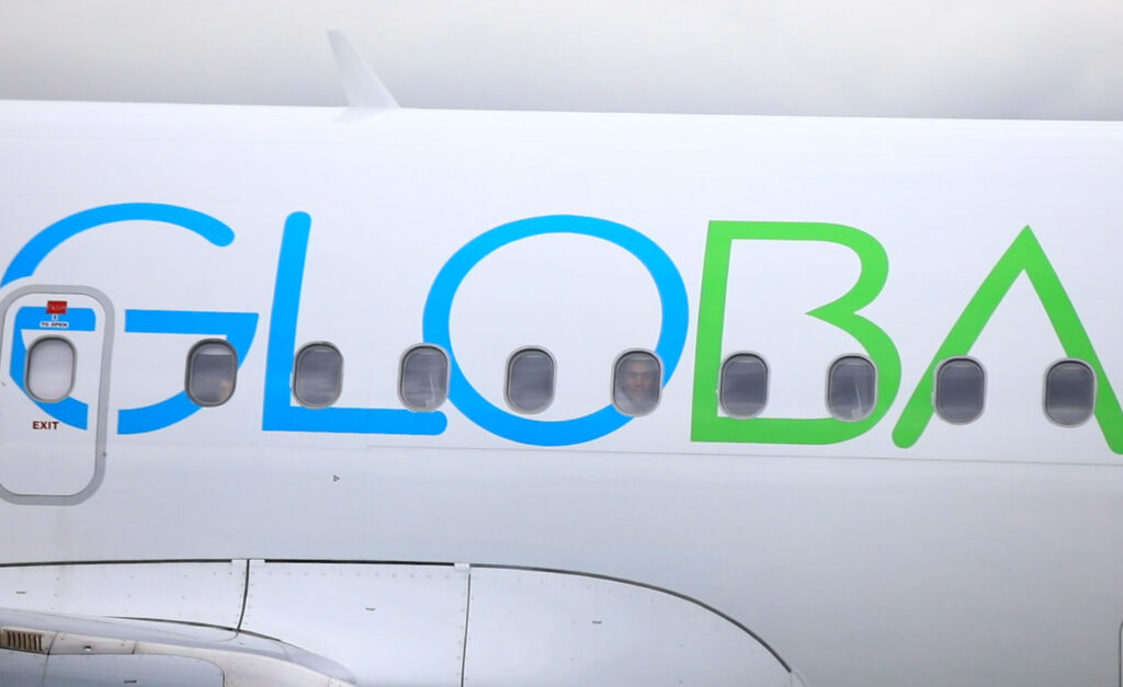 Un migrante se asoma por la ventana del avión a su llegada a Costa Rica, el 17 de febrero| Foto:Galería News