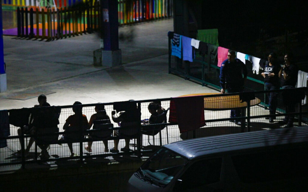 Un grupo de niños son cuidados por oficiales de migración en el CATEM| Foto: Galería News