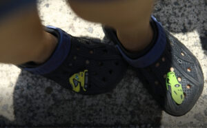 Los niños han cambiado su vestimenta y calzado para frío por shorts y chinelas para soportar el calor del CATEM| Foto:Galería News