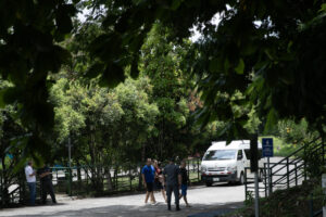 Una familia de migrantes se dirige al comedor, mientras son vigilados por un oficial de migración en el CATEM| Foto: Galería News