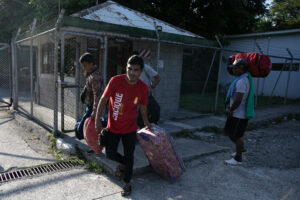 Un grupo de venezolanos acarrean sus maletas al salir del CATEM, para seguir su viaje al sur| Foto: Galería News