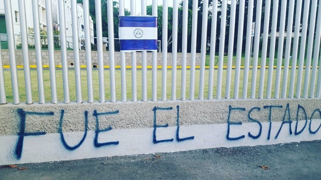 El espacio público un lienzo de la denuncia estudiantil sobre los perpetradores de la violencia y asesinatos durante las protestas cívicas de 2018| Fotografía ciudadana © Alexander Reyes|Galería News.