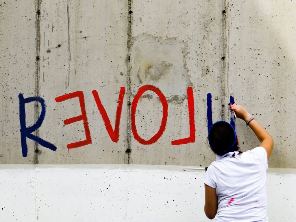 Una joven grafitera protesta de una pared de Managua| ©Alexander Reyes|Galería News