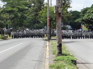Fuerzas policiales armadas obstaculizan el paso a las personas que protestaban, la policía es utilizada para amedrentar a la población| fotografía ciudadana Durante 2018, agentes de las fuerzas especiales de la Policía Nacional fueron utilizadas para reprimir con fuerza militar a las personas que protestaban en contra de la dictadura sandinista| Fotografía ciudadana ©Alexander Reyes|Galería News