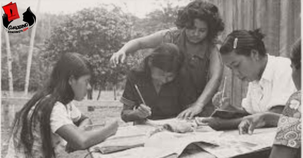 Jóvenes son alfabetizado con textos políticos durante la Cruzada Nacional de alfabetización.